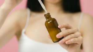 Retinol para iniciantes: use sem irritar - tratamento estético